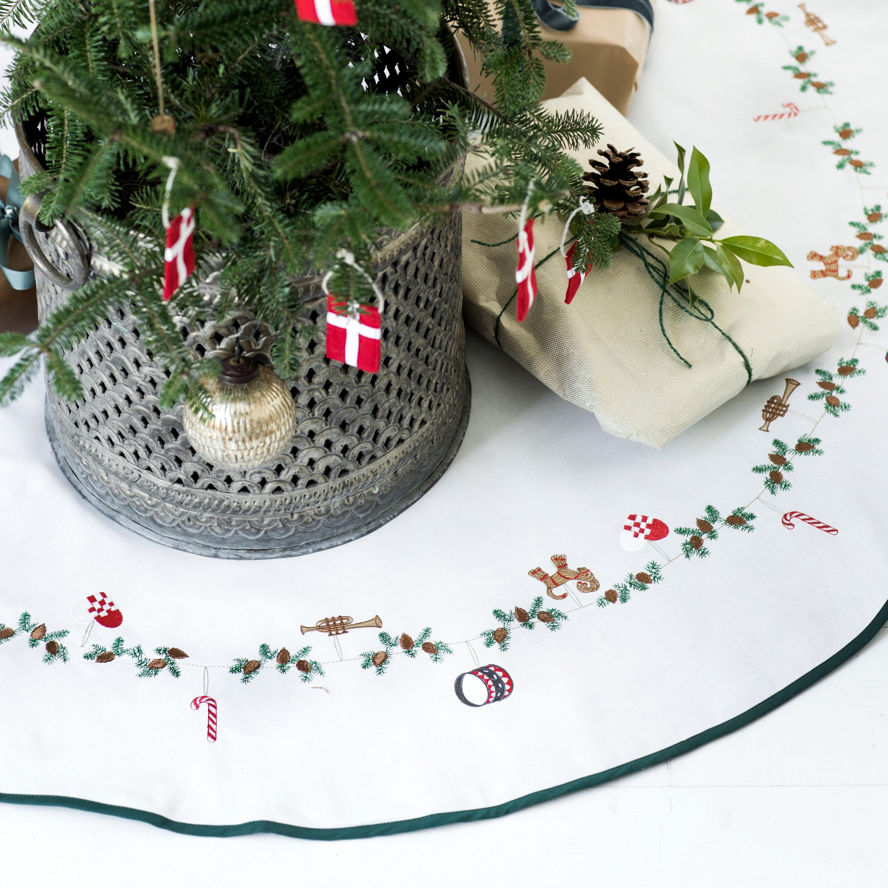 Klassisk broderad julgransmatta