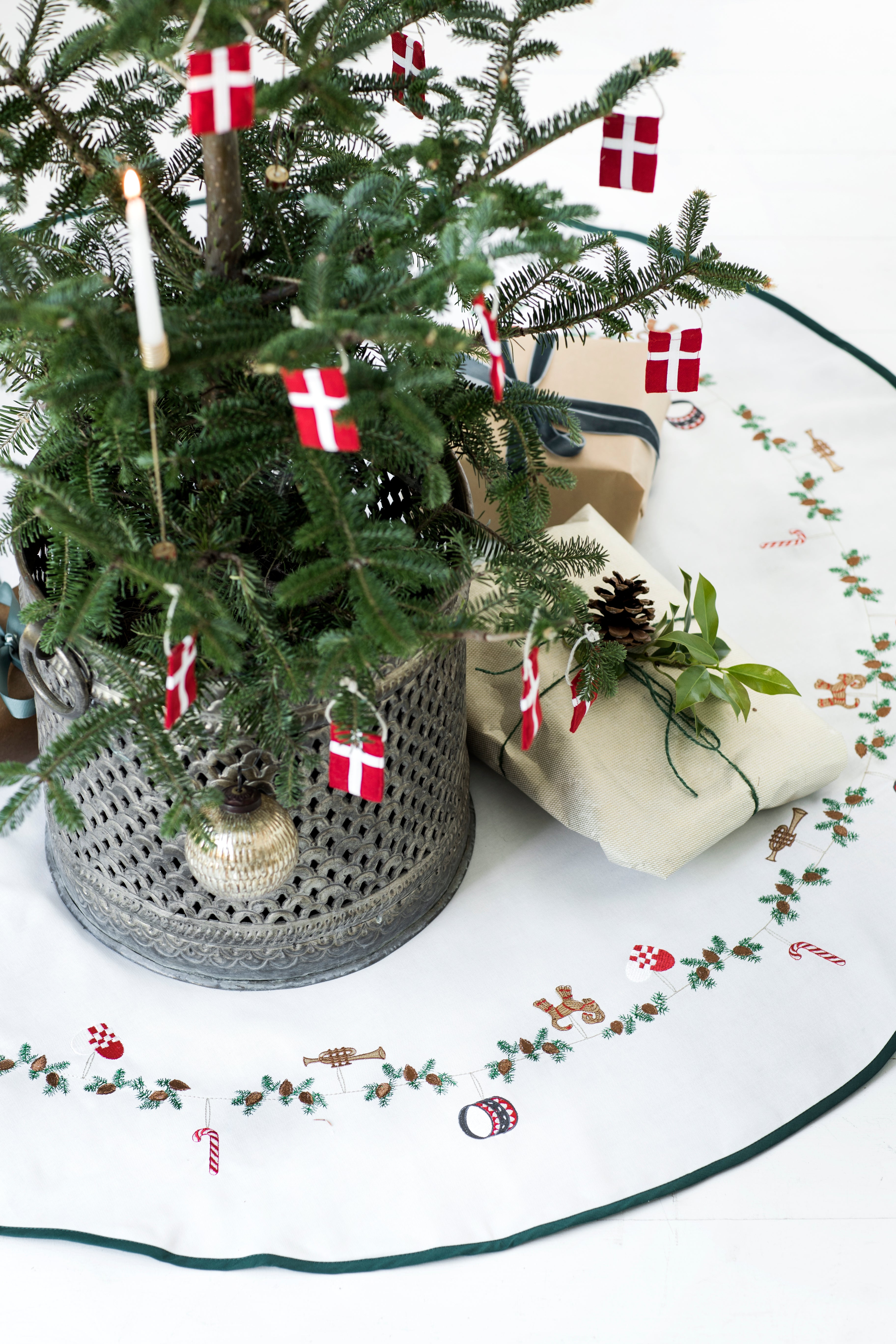 Klassisk broderad julgransmatta