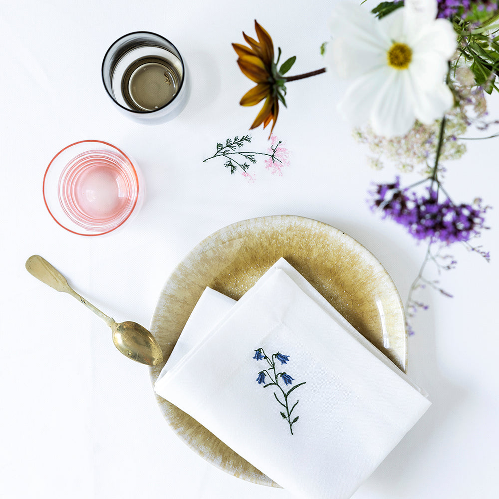 Floraduken 135 x 340 cm Broderier med blommor och historia