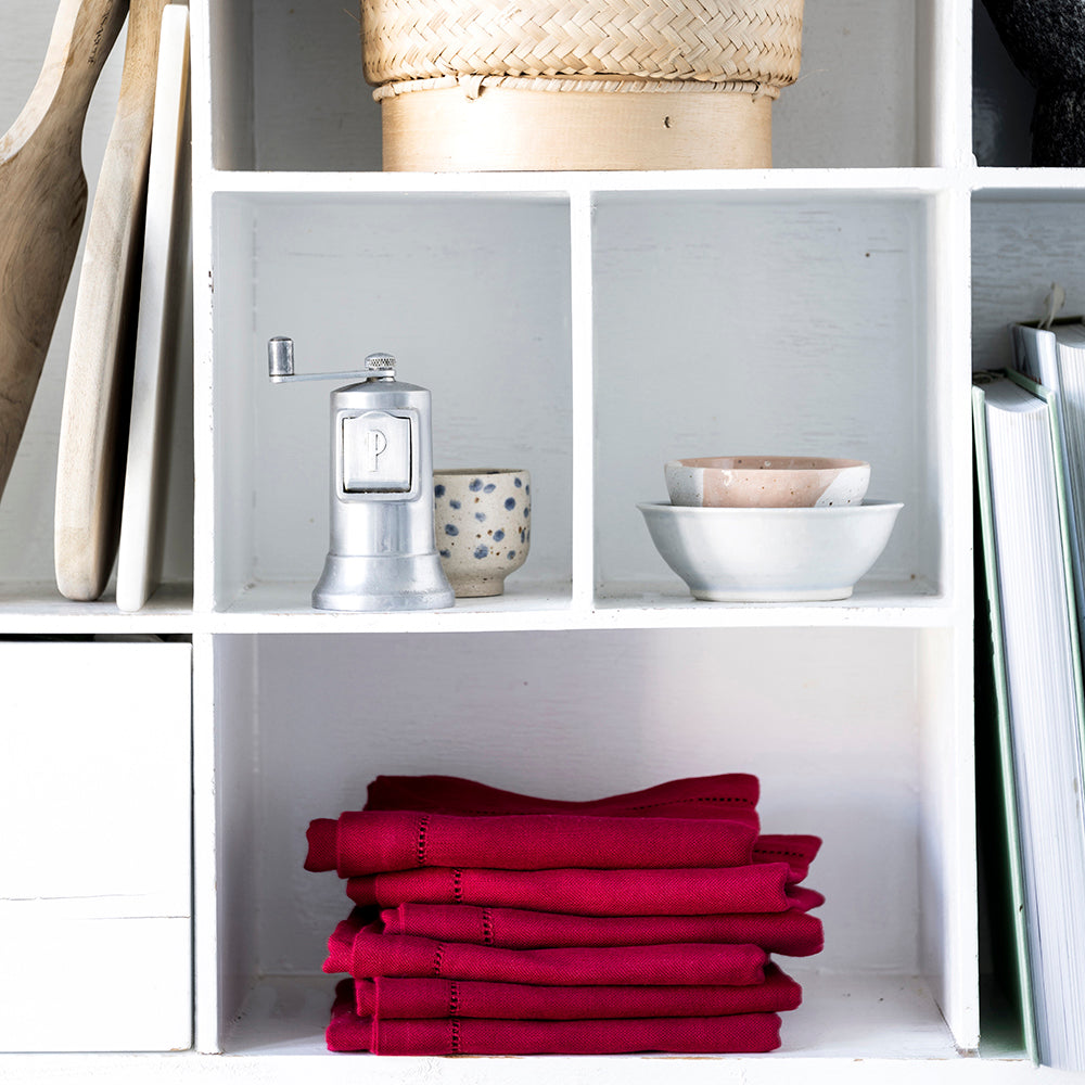 6 stk. mörkröd servetter med hålsöm