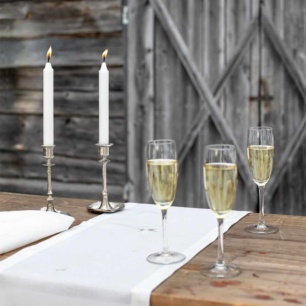 Vit bordslöpare med silverstjärnor