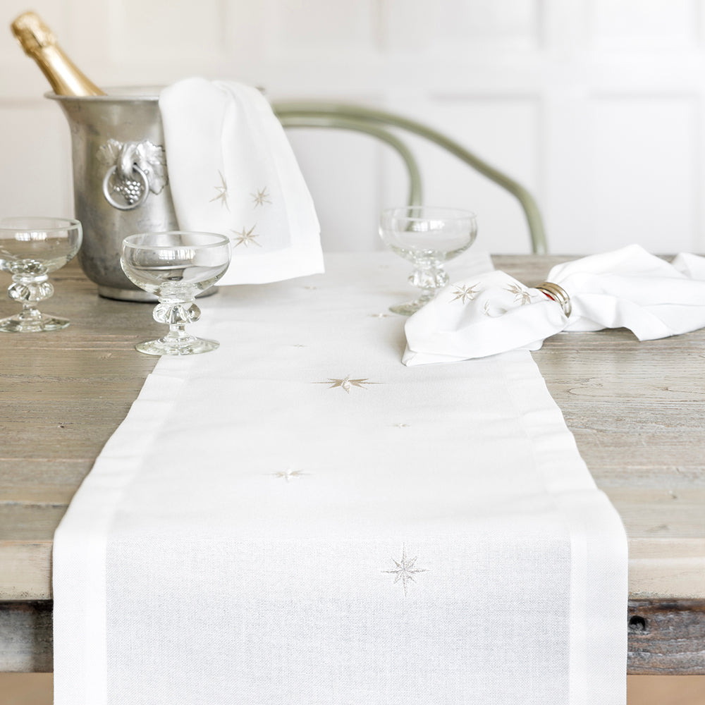 Vit bordslöpare med silverstjärnor