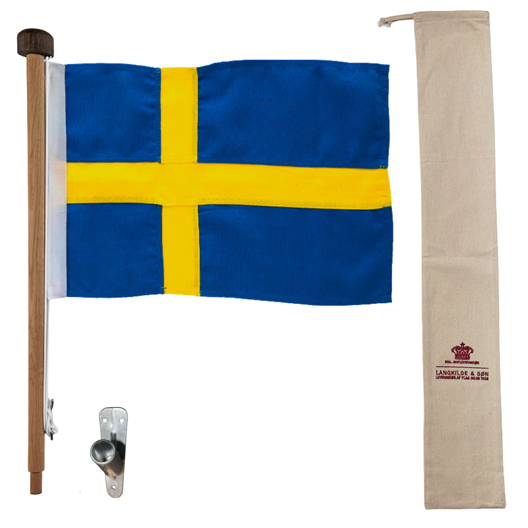Lyxig fasadflaggstång i ek med svensk flagga