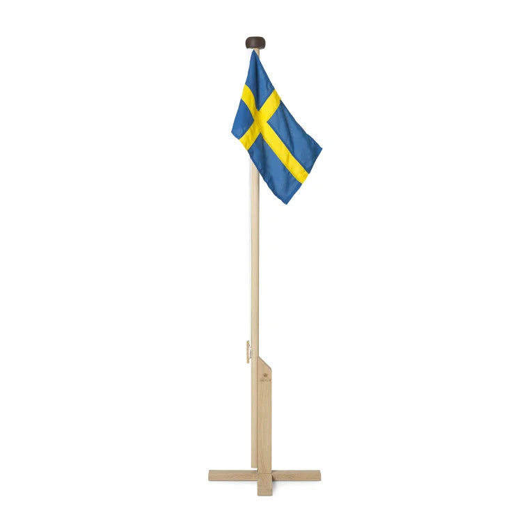 Lyxig flaggstång i ek med svensk flagga – 180 cm