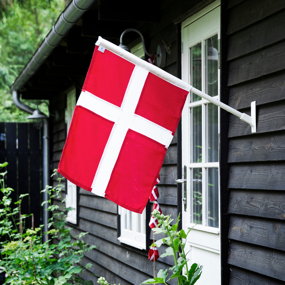 Fasadflaggstång med dansk flagga