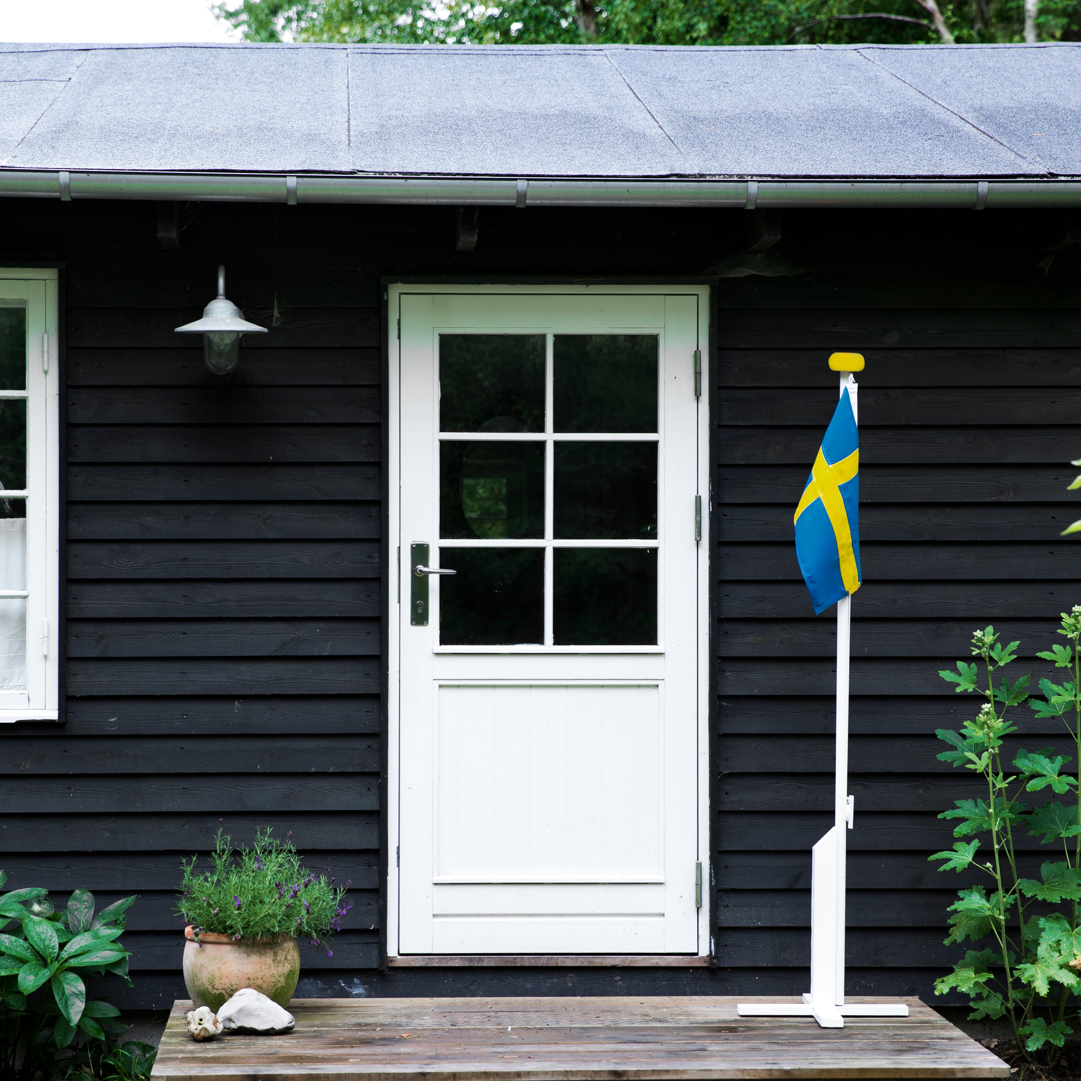 Vitmålad flaggstång med svensk flagga – 180 cm