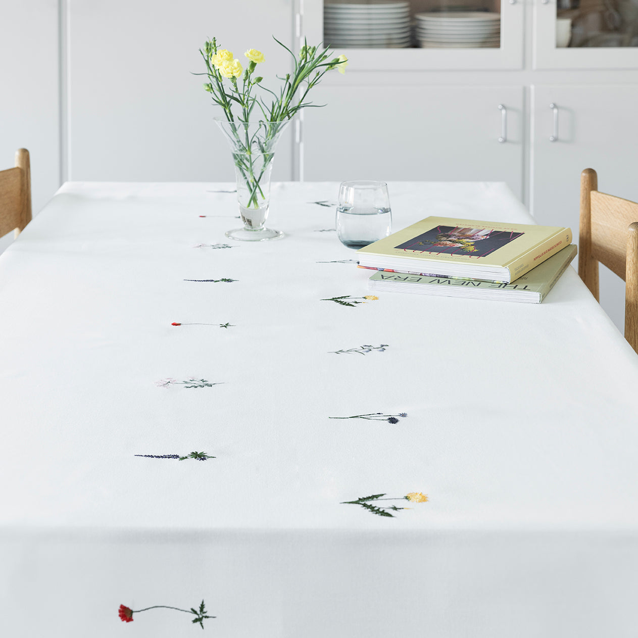 Floraduken 135 x 340 cm Broderier med blommor och historia