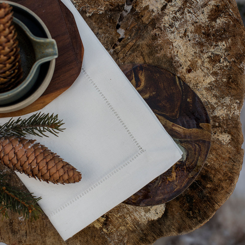 6 st. vita servetter med hålsöm