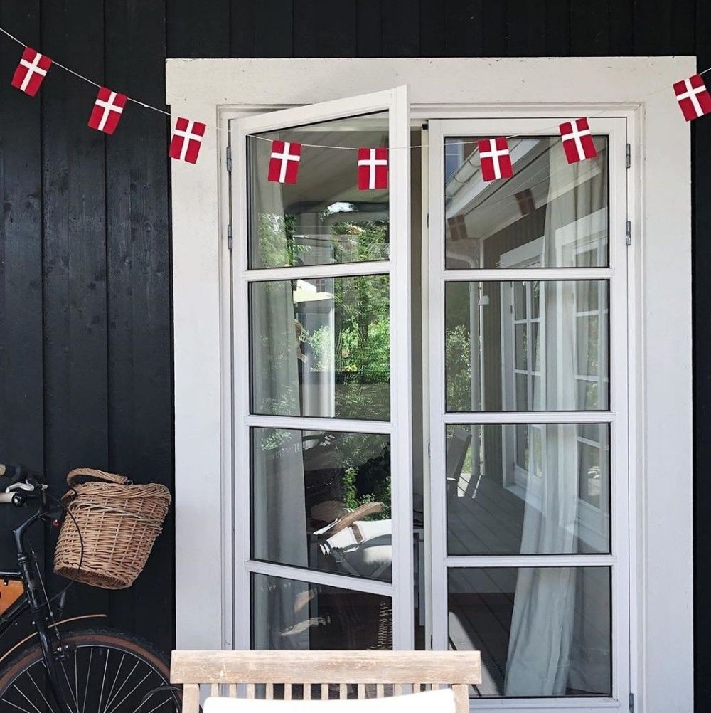 Liten flaggirlang med 10 danska flaggor