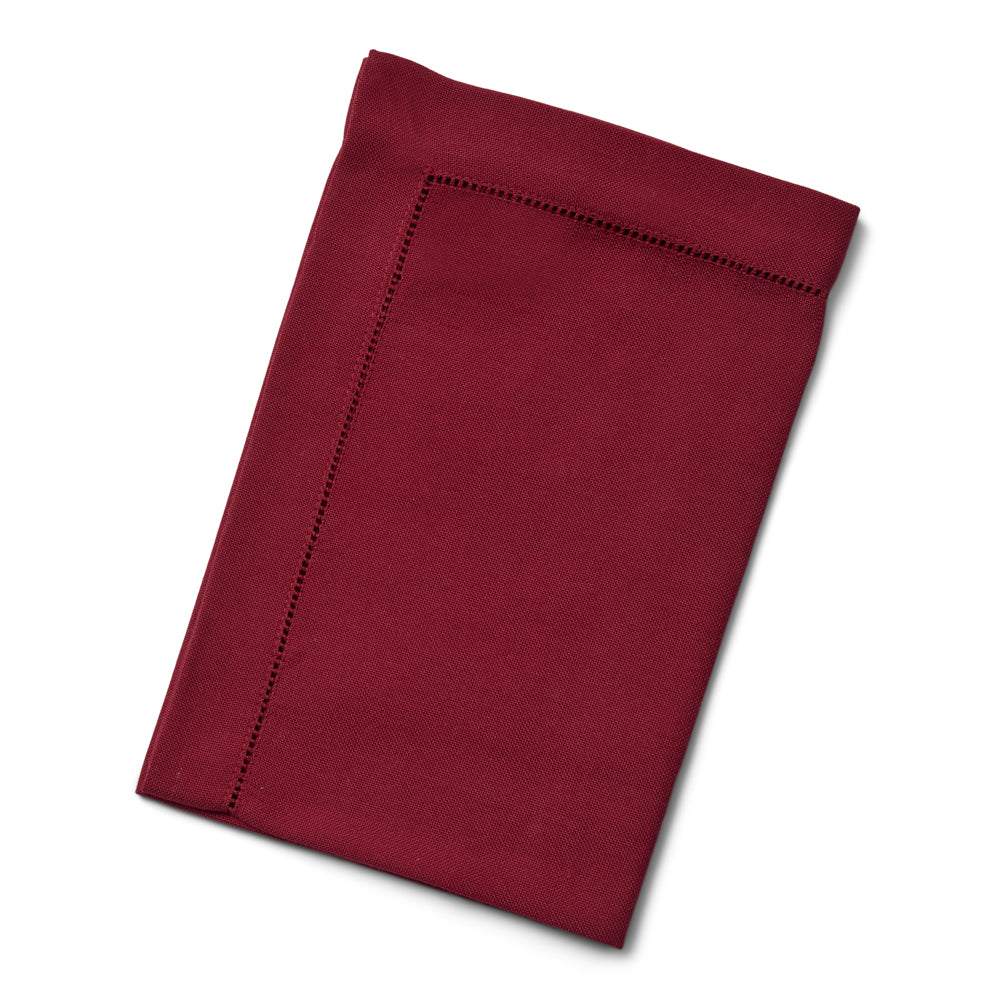 Mörkröd tygservett med broderad hålsöm