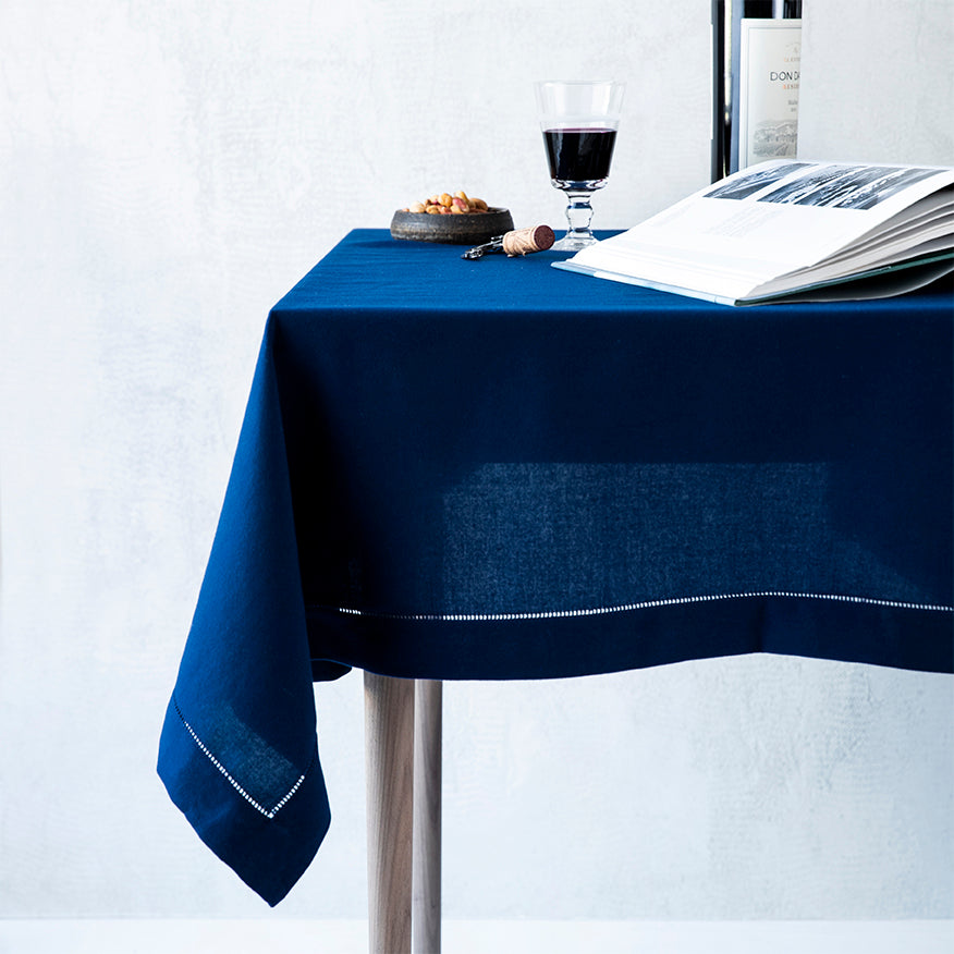 Blå duk med hålsöm