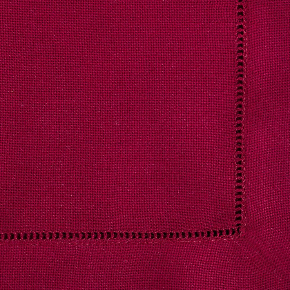 Mörkröd tygservett med broderad hålsöm