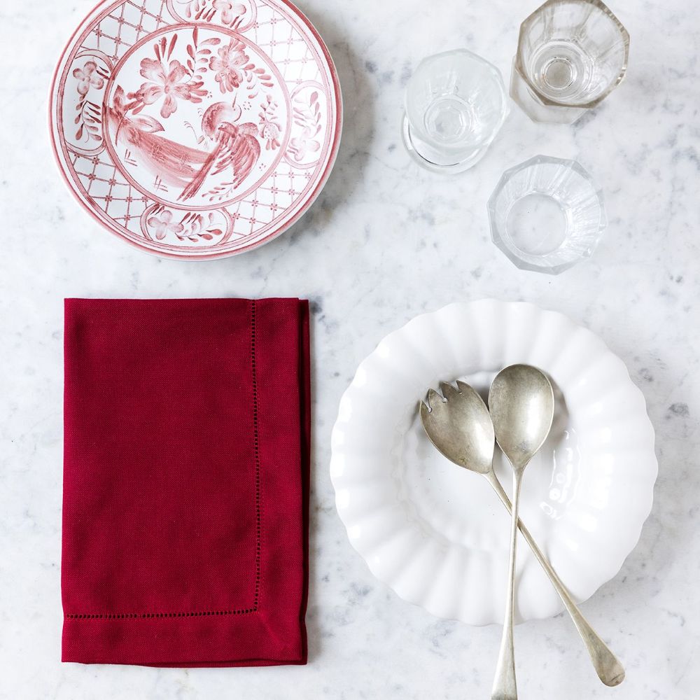 Mörkröd tygservett med broderad hålsöm