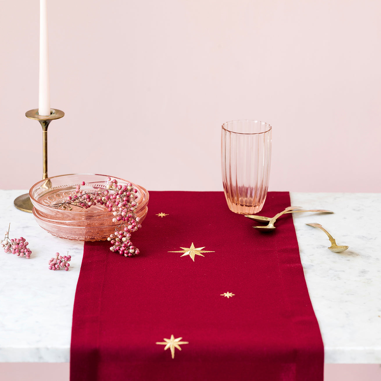 Mörkröd bordslöpare med guldstjärnor