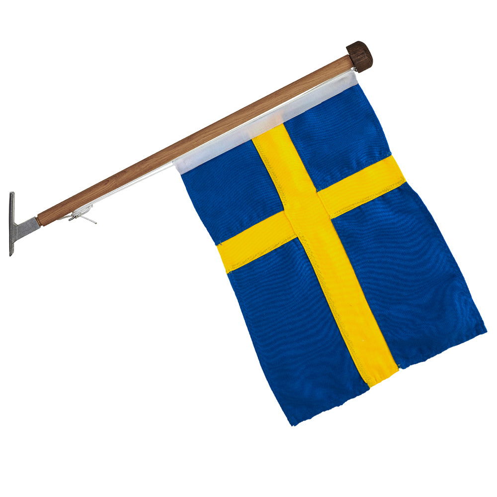 Lyxig fasadflaggstång i ek med svensk flagga