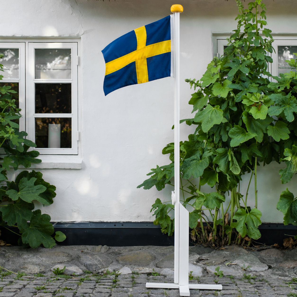 Vitmålad flaggstång med svensk flagga, 180cm