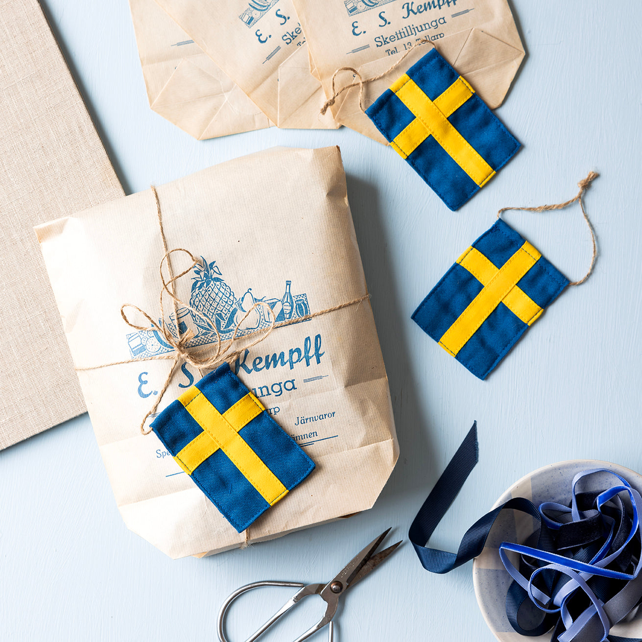 3 stora dekorationsflaggor i äkta flaggduk