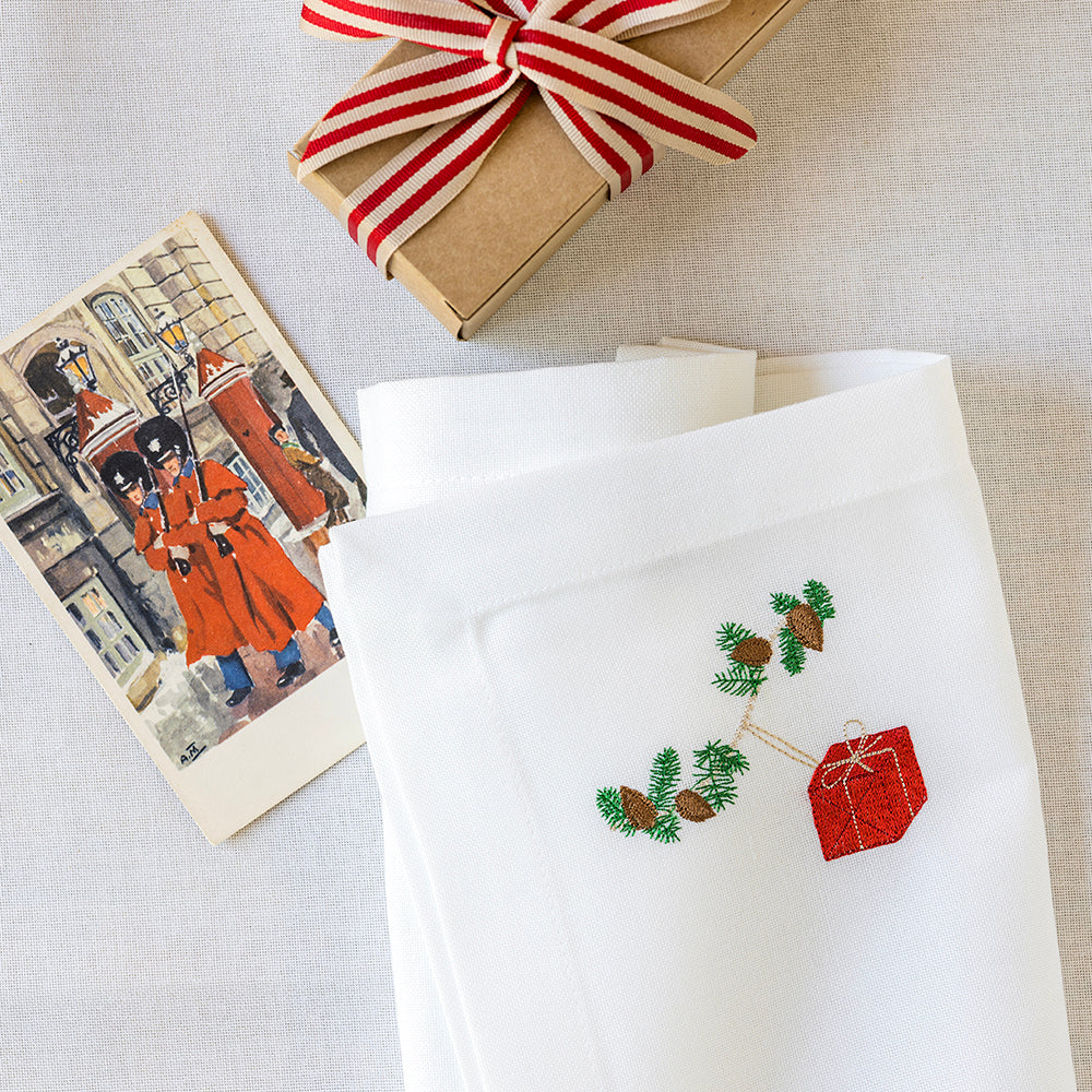 Julservett med röd julklapp