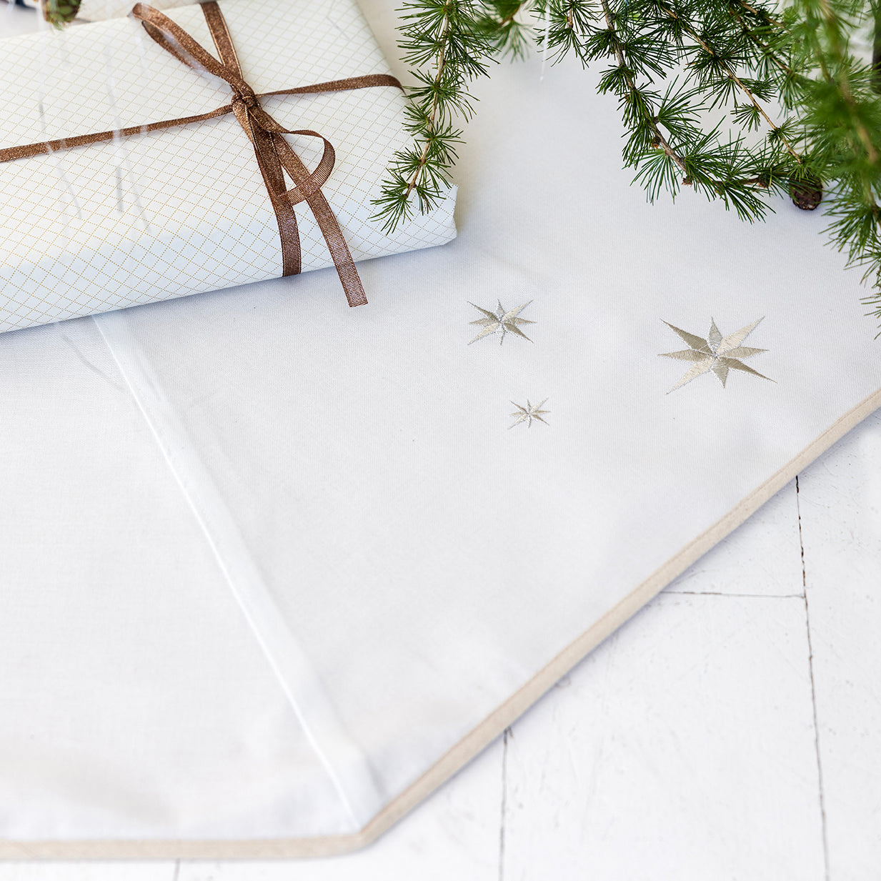 Vitt julgranskjol med broderade silverstjärnor