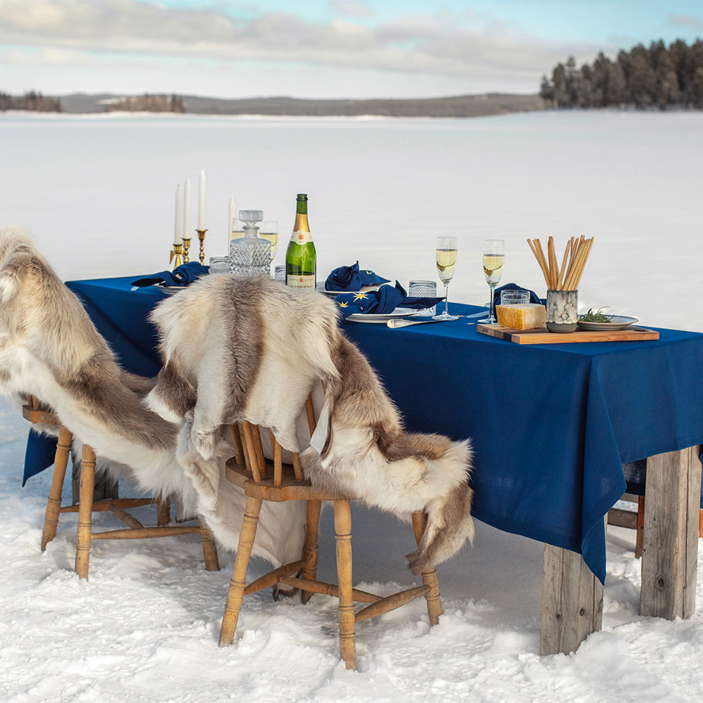 Stjärnor broderade på Midnattsblå duk