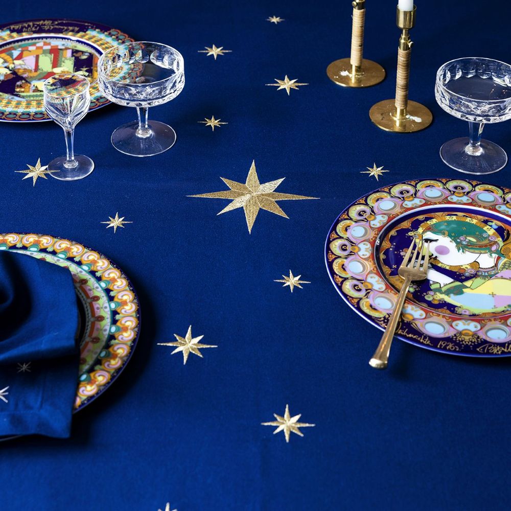 Stjärnor broderade på Midnattsblå duk