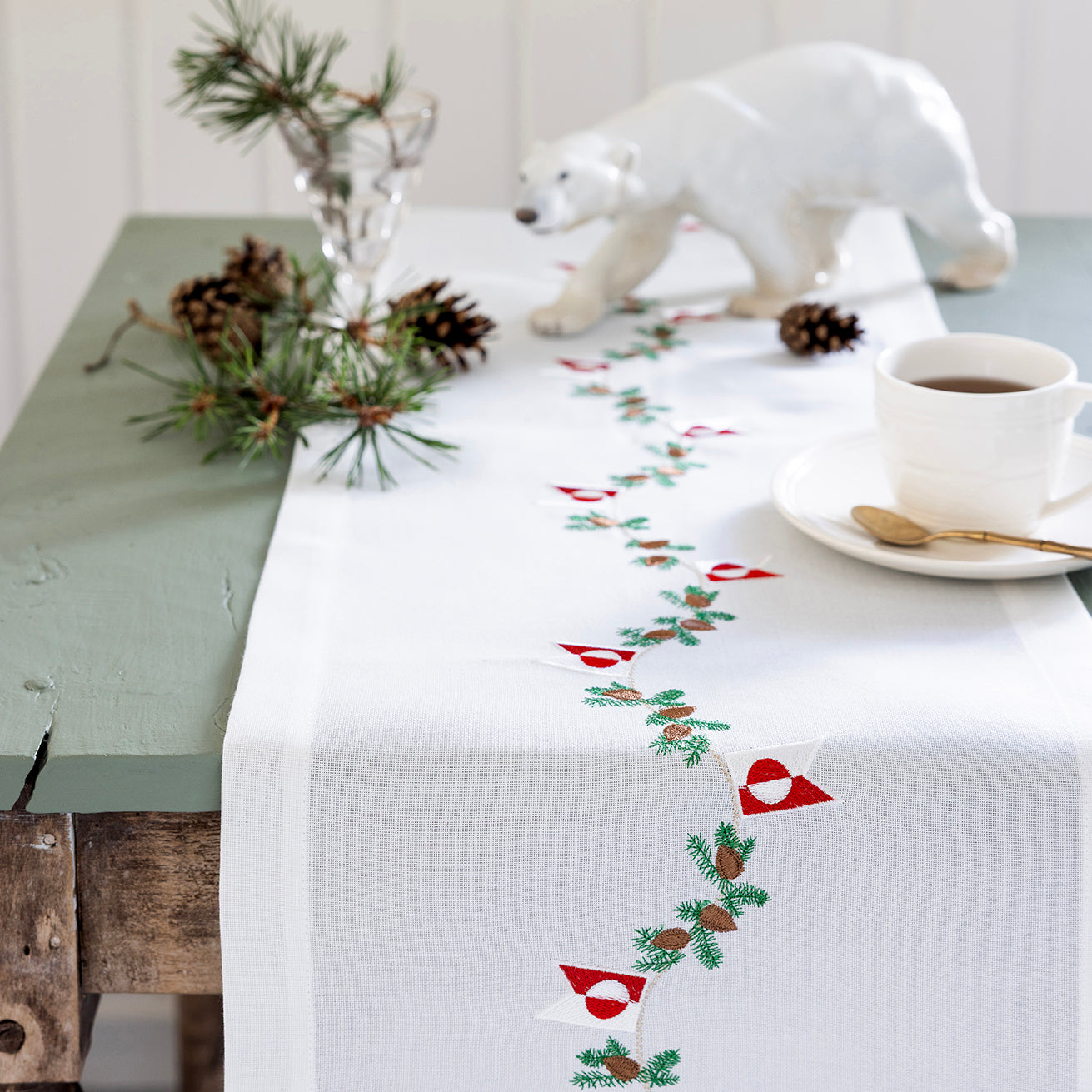 Julbordslöpare med grönländsk flagga och gran