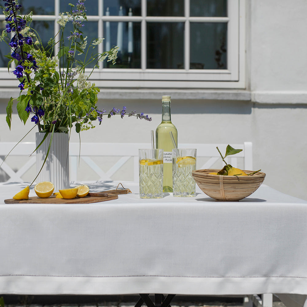 Vit duk med hålsöm