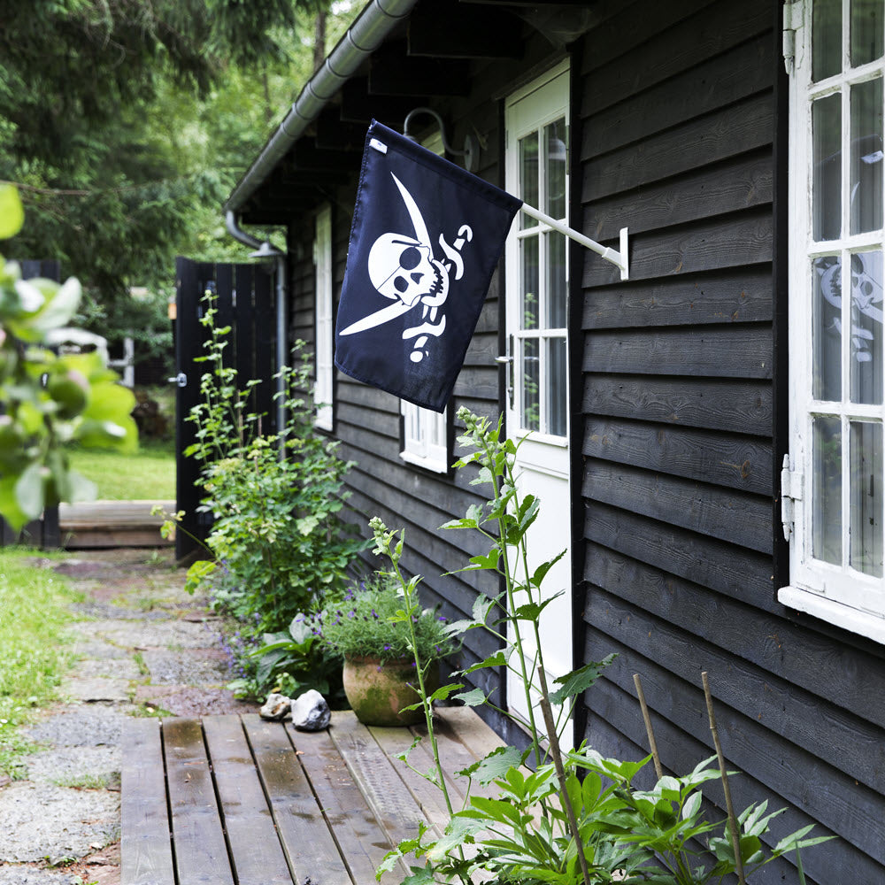Fasadflagga med sjörövarflagga