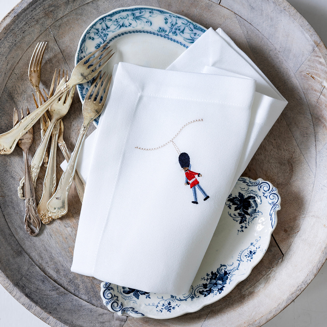 Tygservett med Broderad Garde