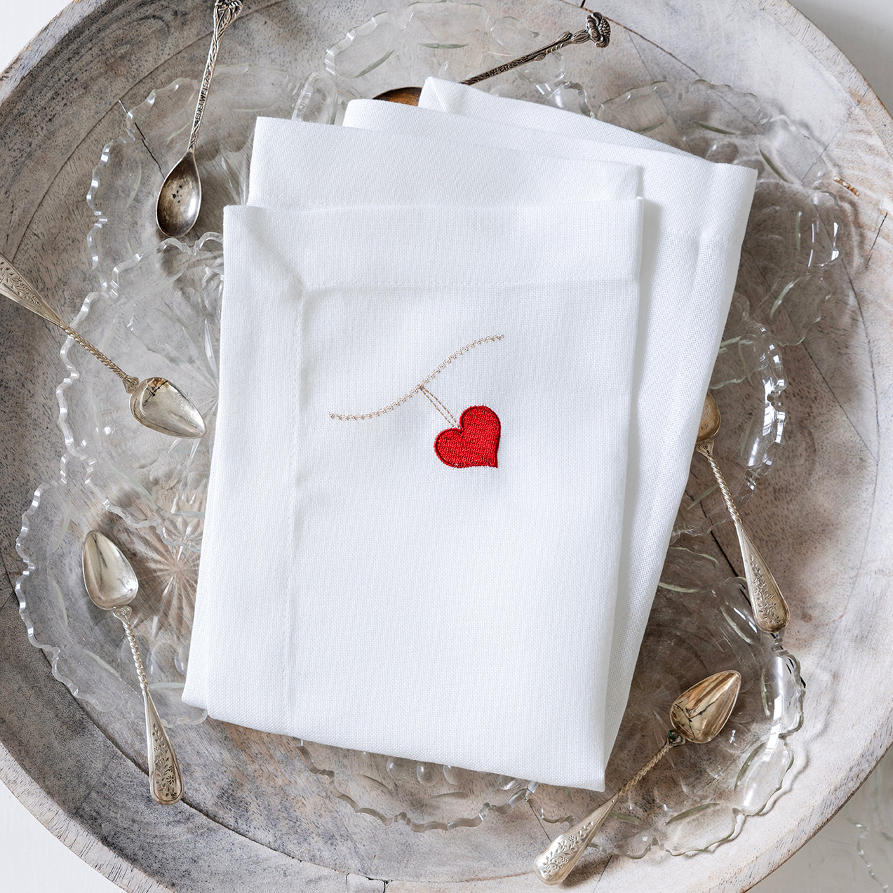 2 st. broderade hjärtservetter