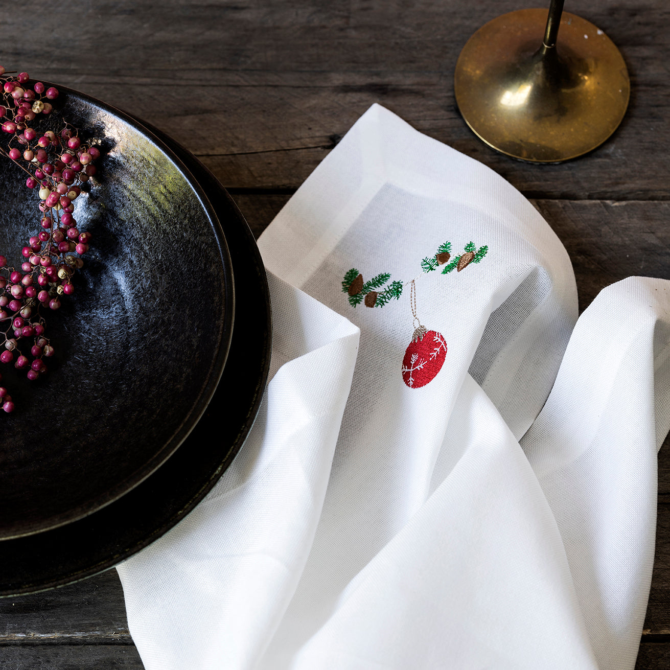 Julservett med röd julkula