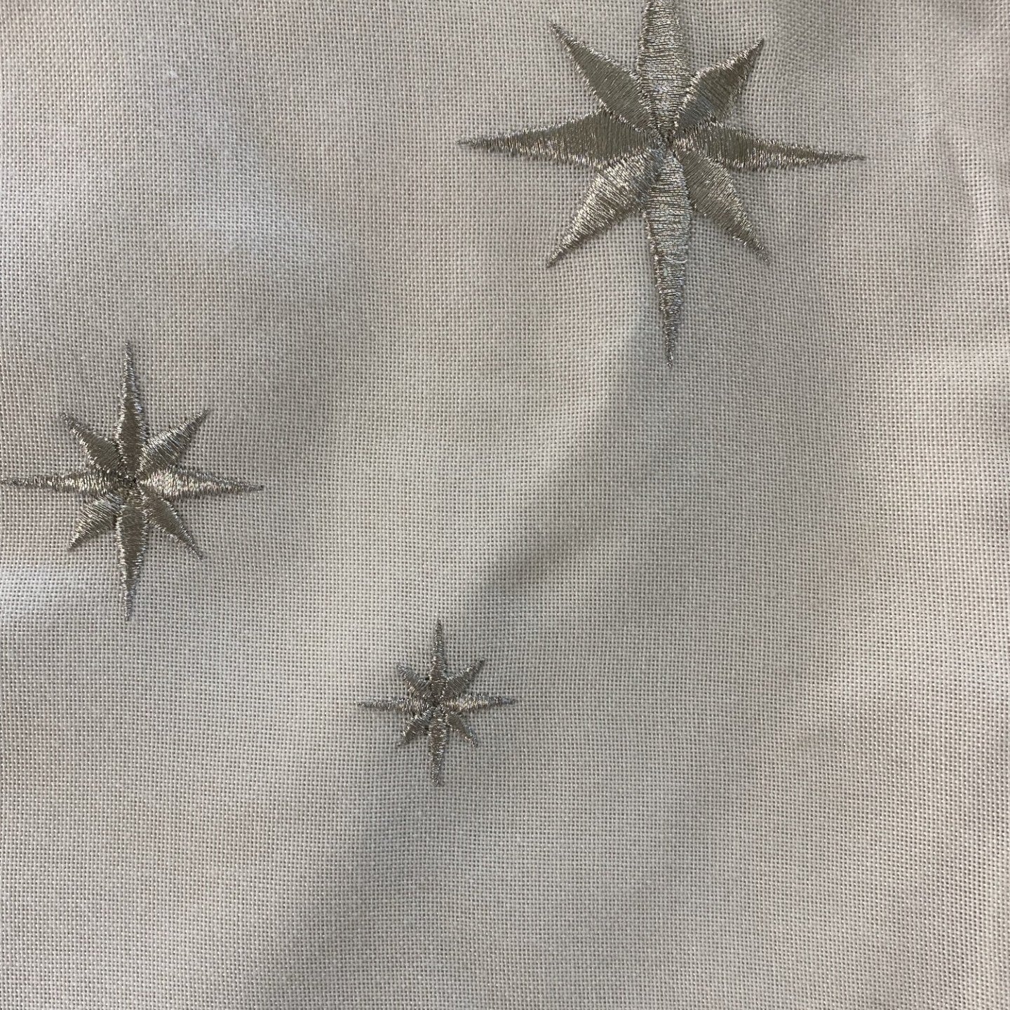 Vit julgransmatta med broderade silverstjärnor - 2:a sortering