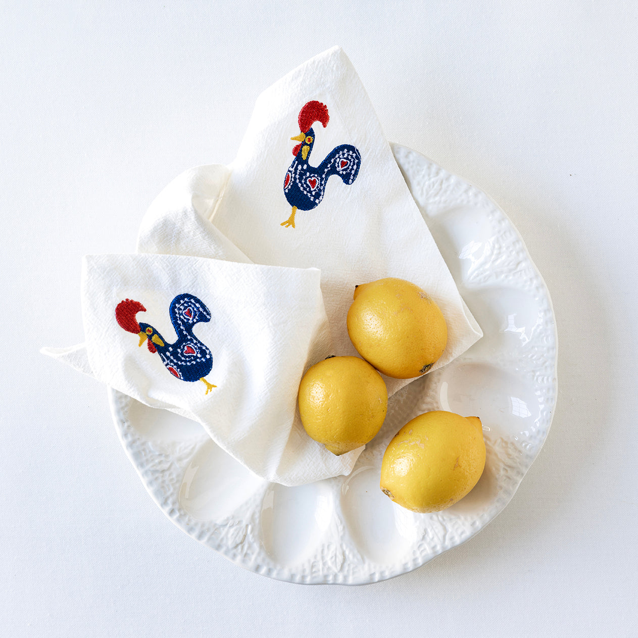 Servett med broderad tupp