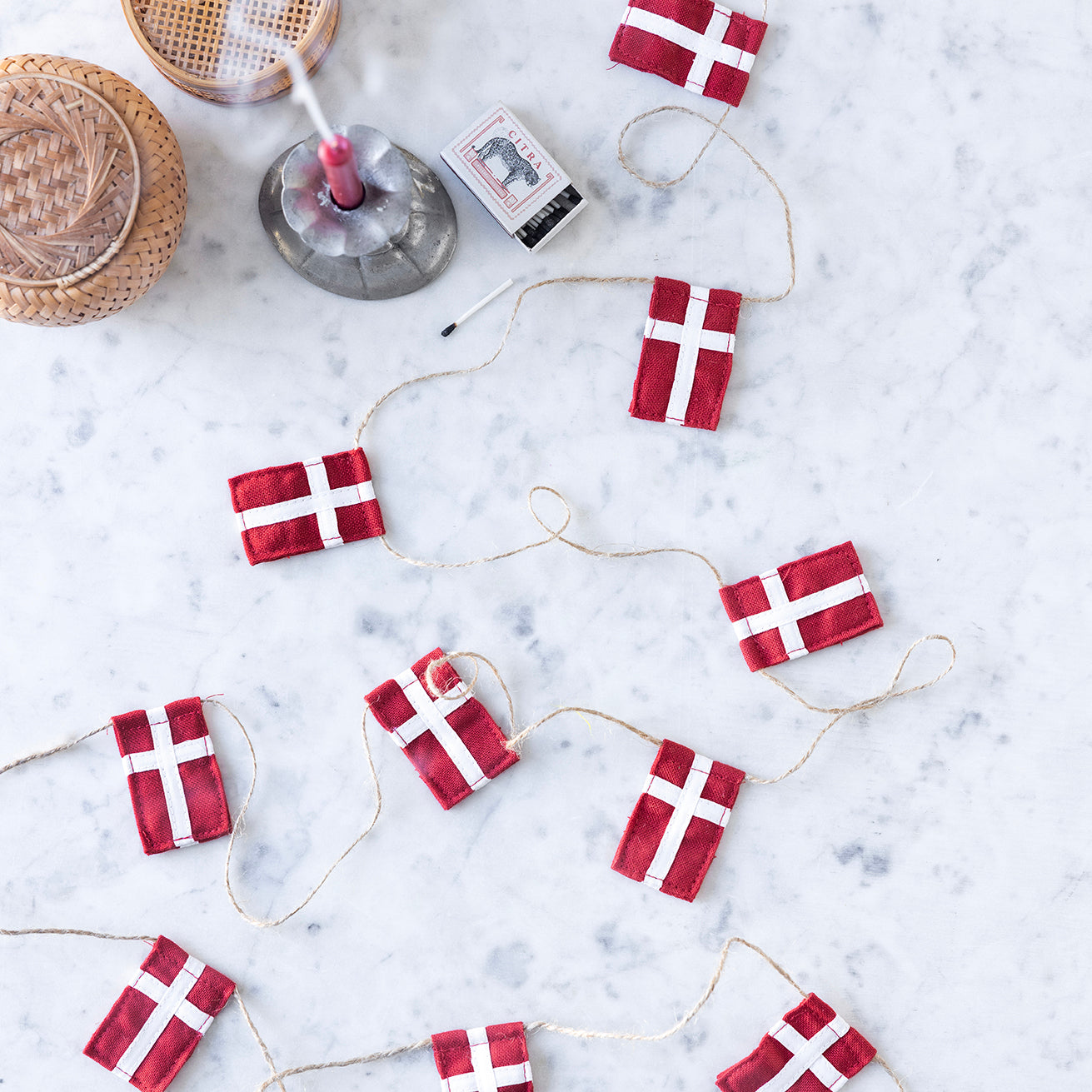 Liten flaggirlang med 10 danska flaggor