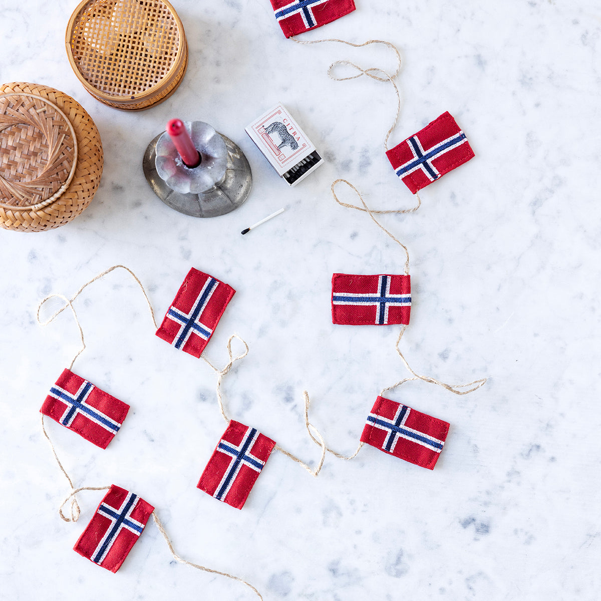 Litet flaggspel med 10 norska flaggor