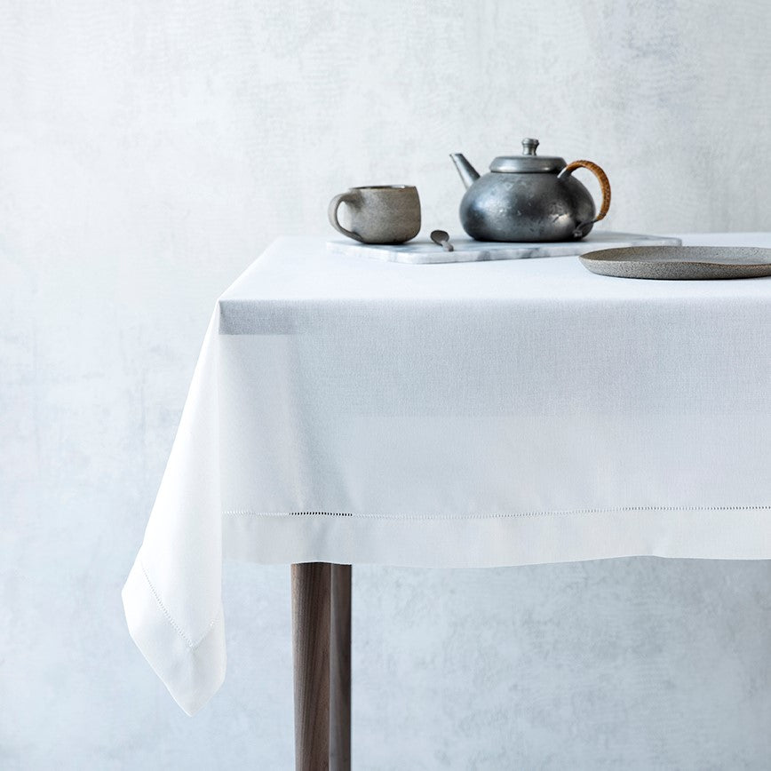 Vit duk med hålsöm