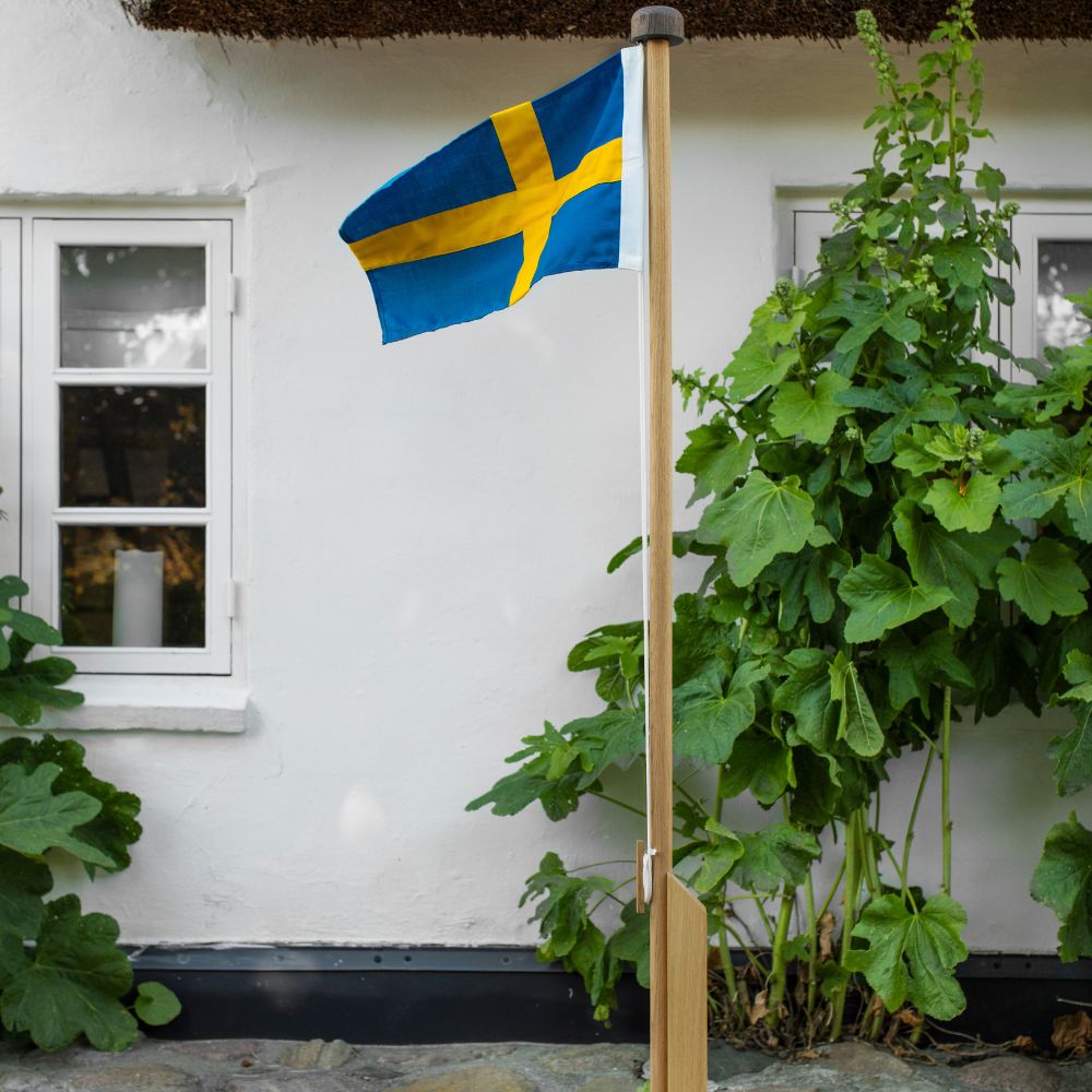 Lyxig flaggstång i ek med svensk flagga – 180 cm