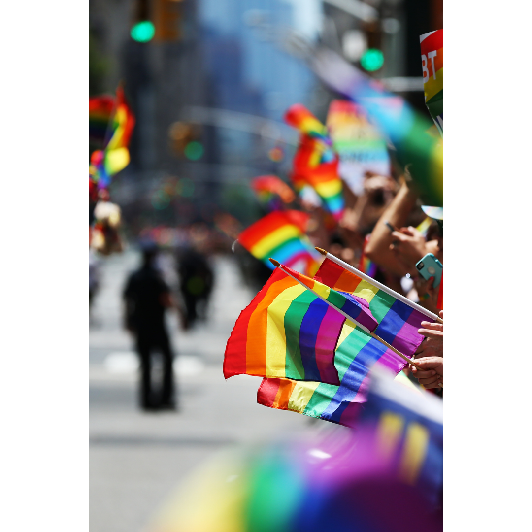 Regnbågsflagga på pinne