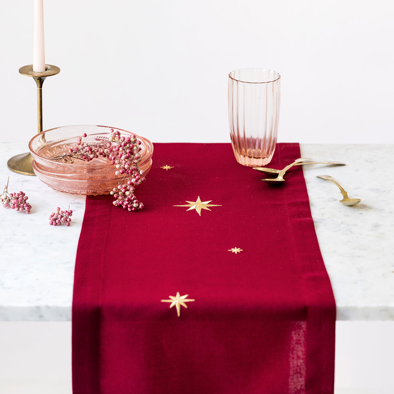 Mörkröd bordslöpare med guldstjärnor