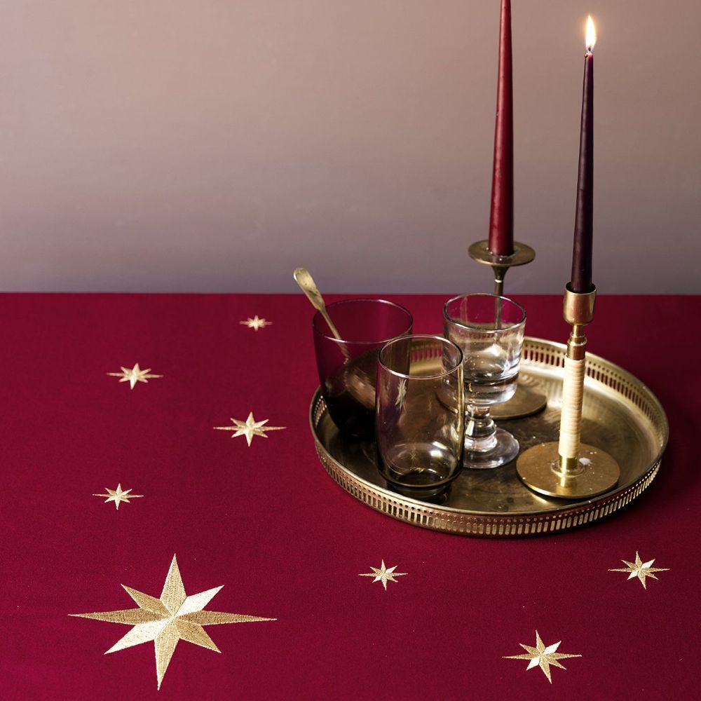 Stjärnor broderade på Mörkröd duk