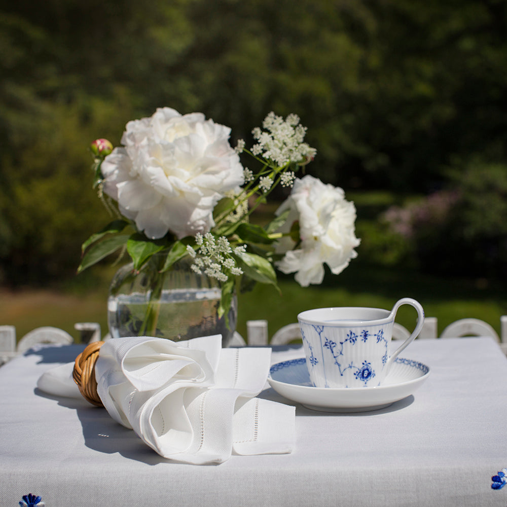 6 st. vita servetter med hålsöm