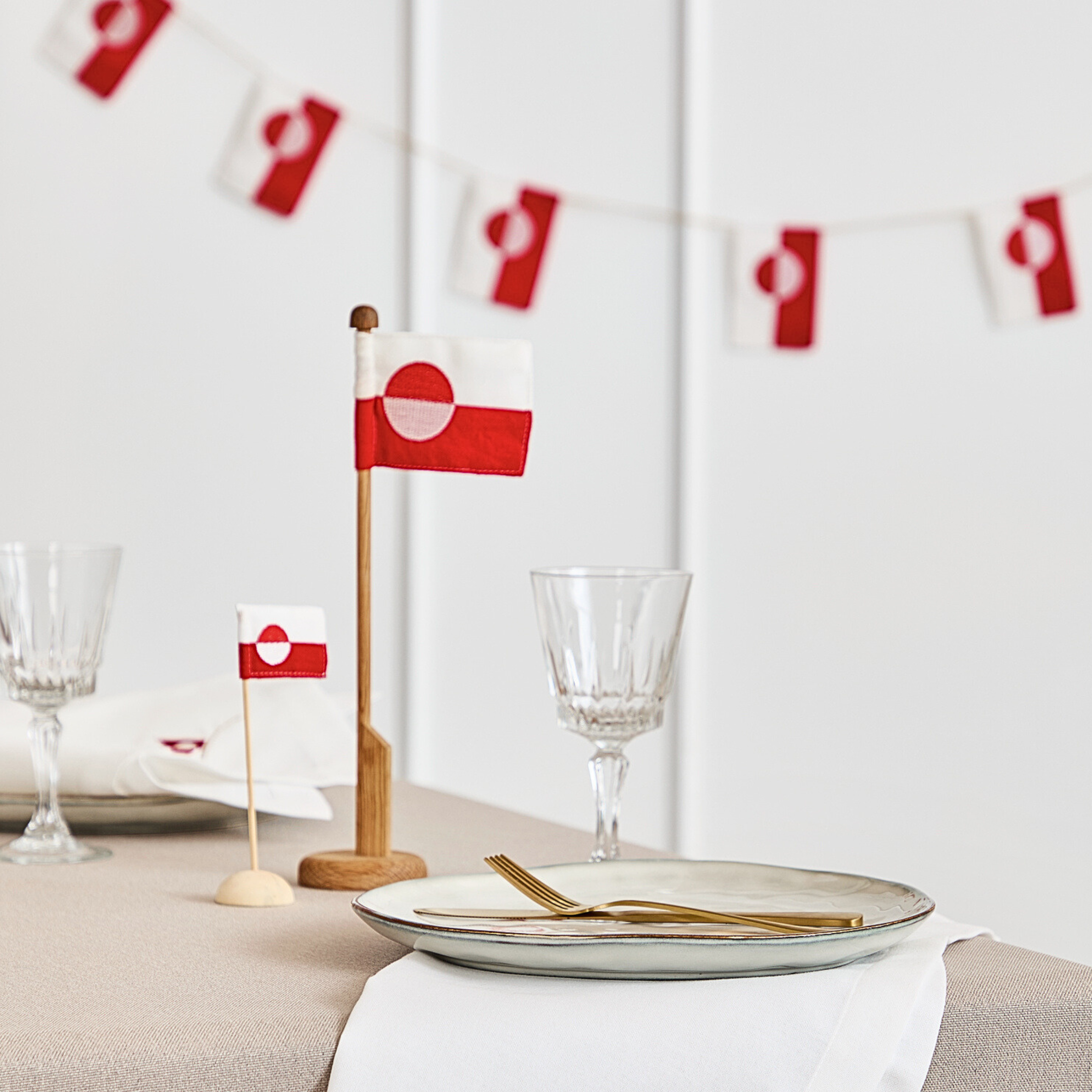 Kopi af Bordsflaggstång i ek med dansk flagga