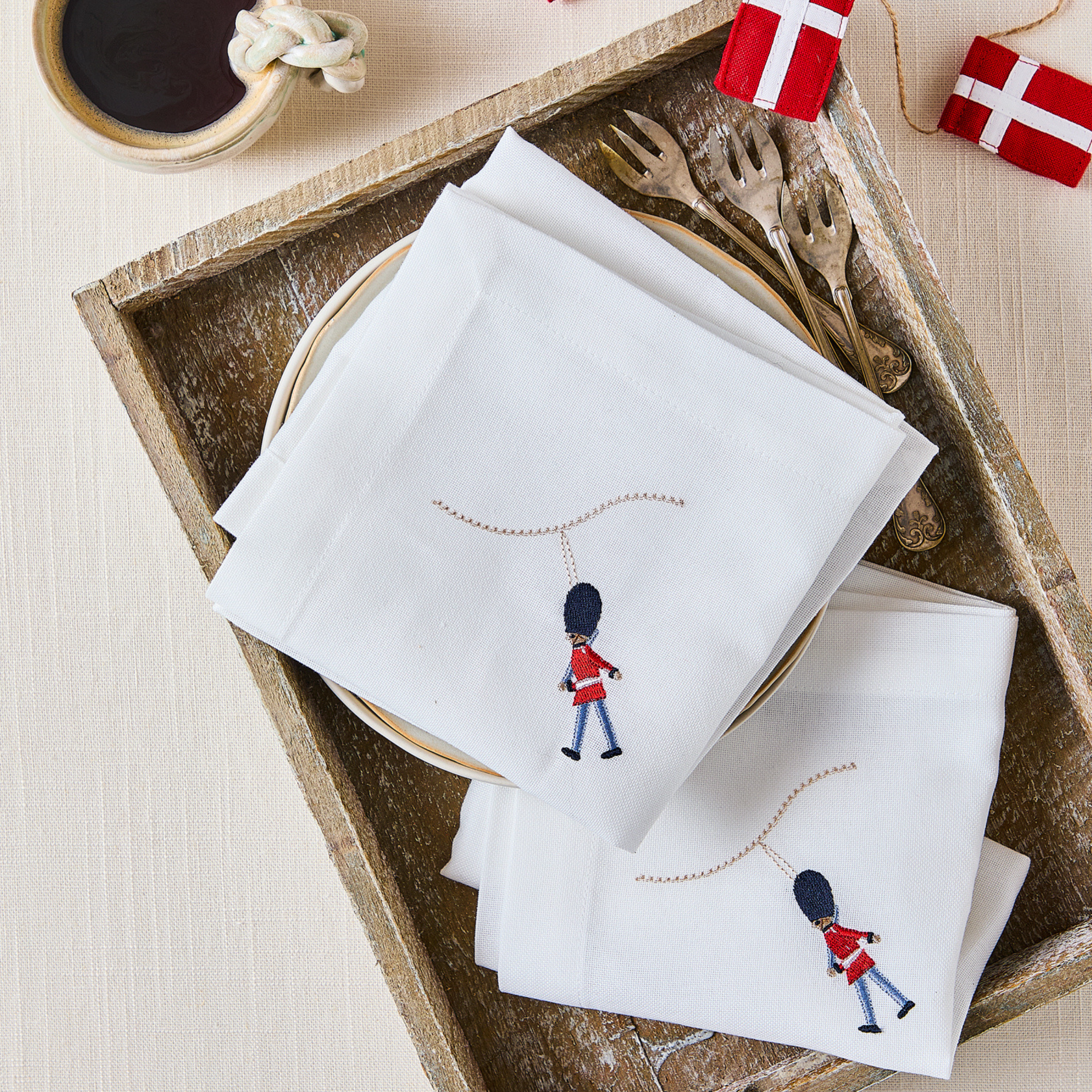 Tygservett med Broderad Garde