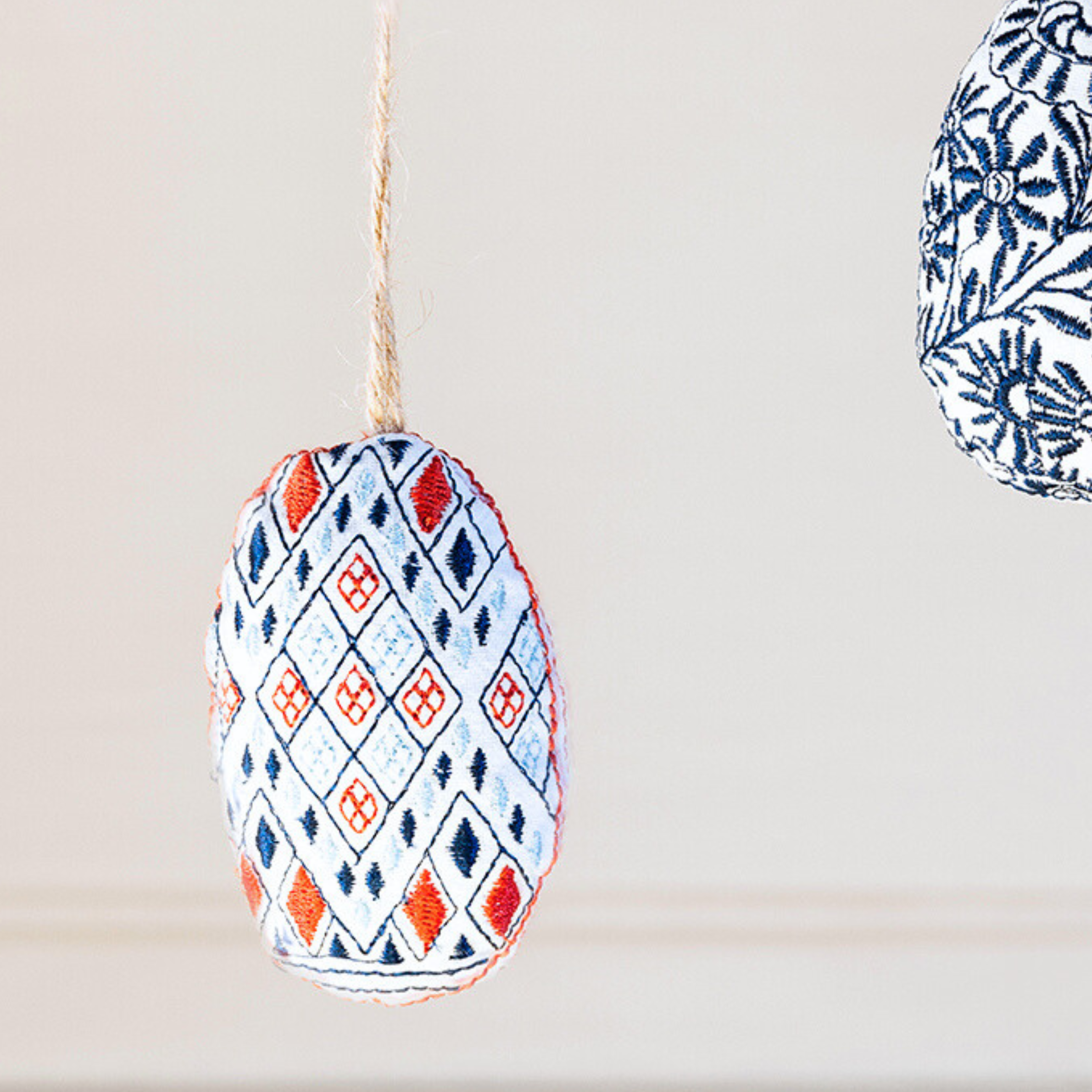 Rombägg  broderat påskägg