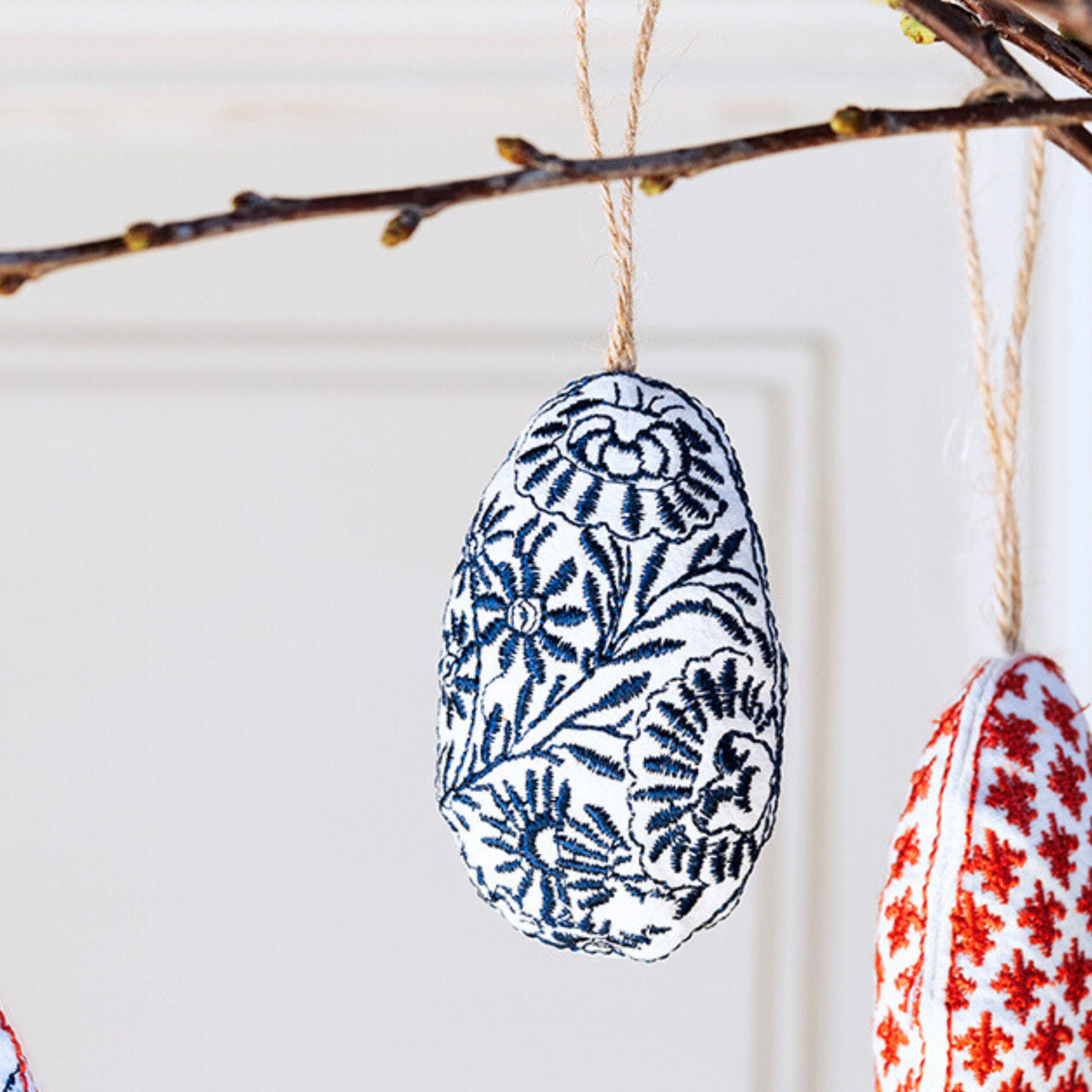 Blått Blomsterägg  broderat påskägg