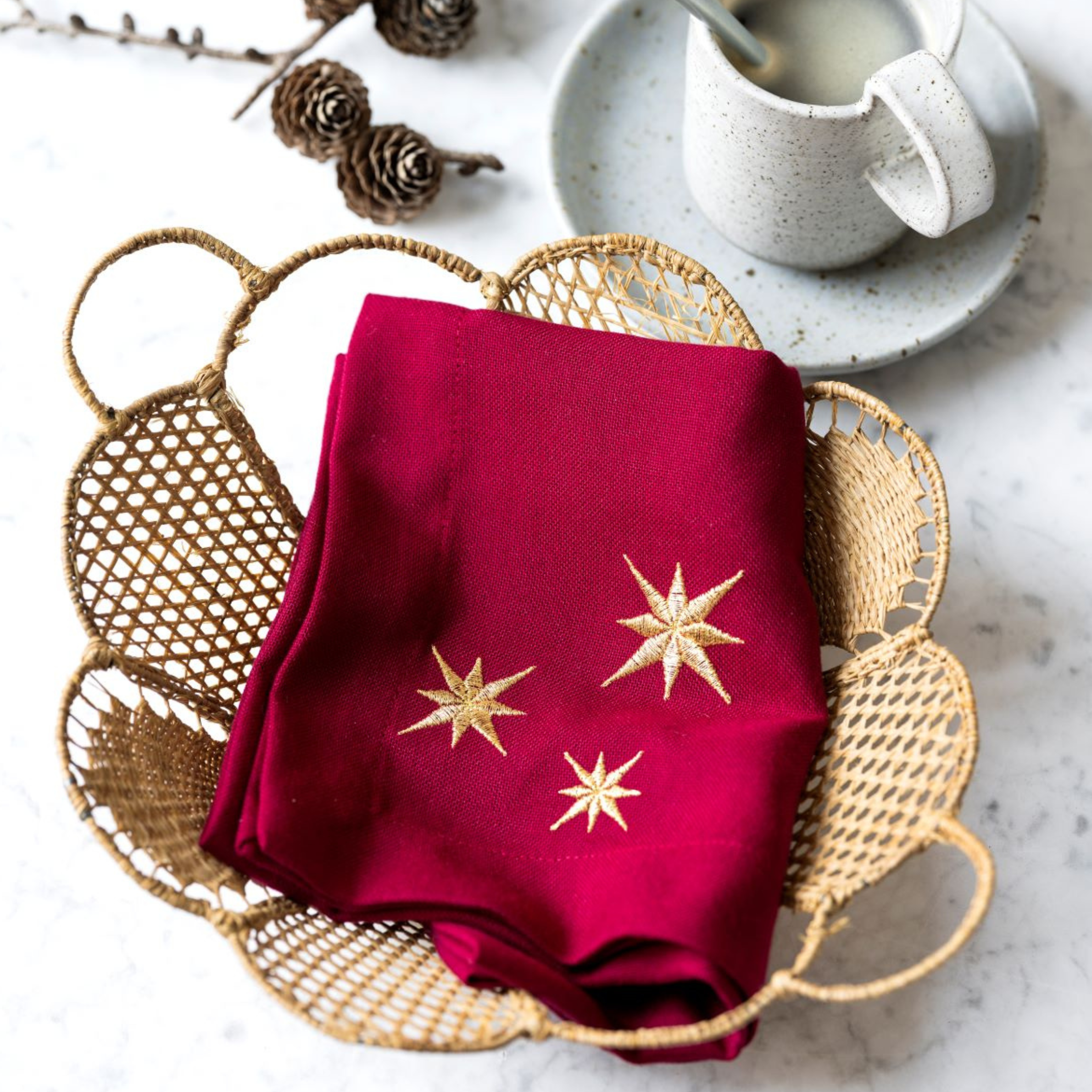 Mörkröd Servett med guldstjärnor