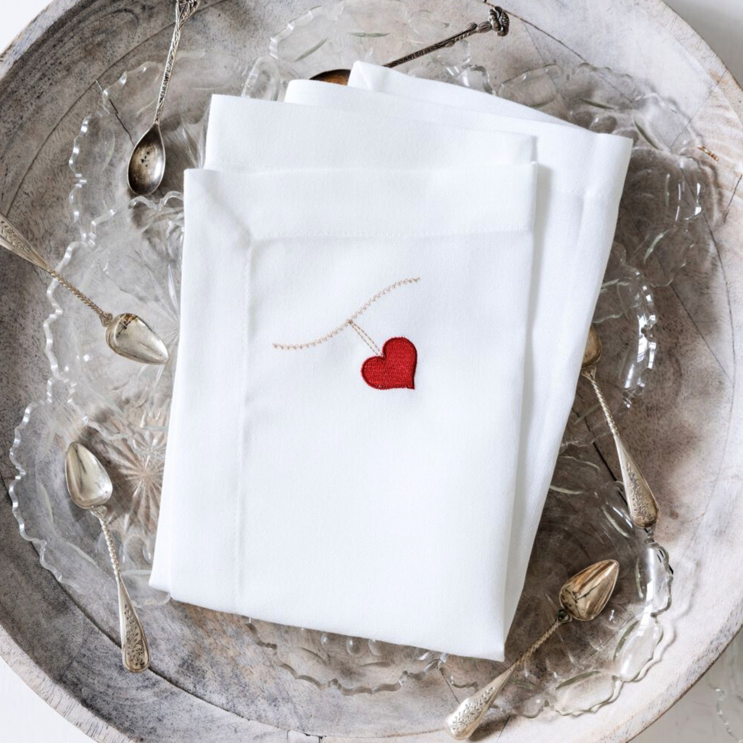 Tygservett med Broderat Hjärta