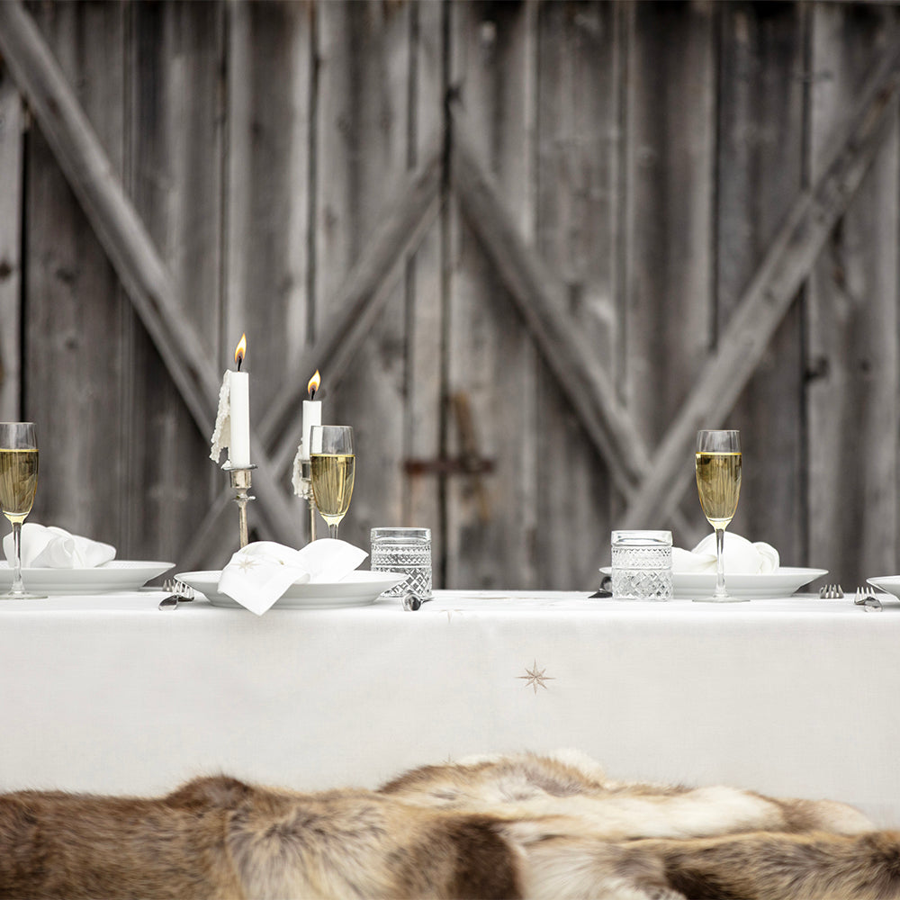 Vit bordsduk med silverstjärnor