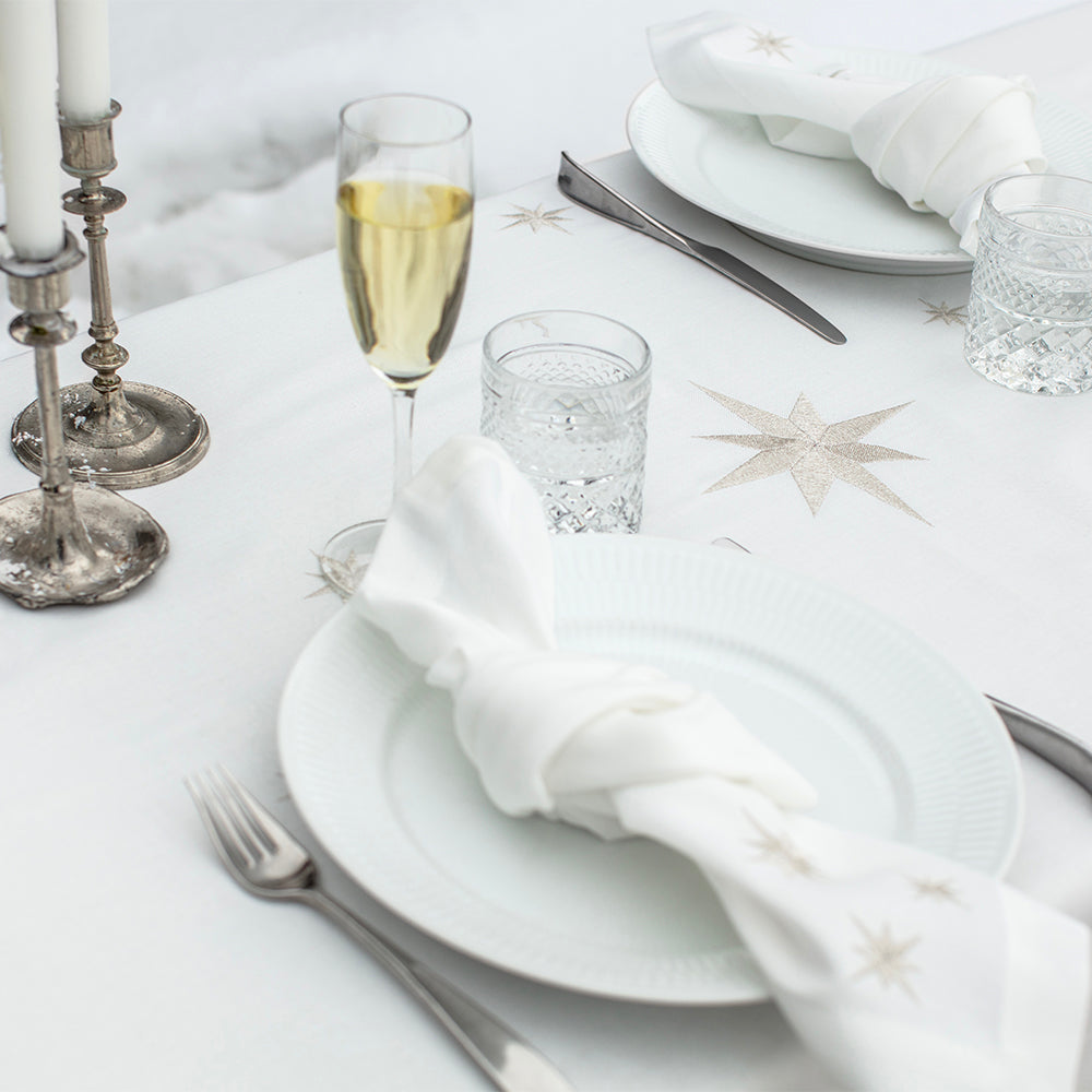 Vit bordsduk med silverstjärnor