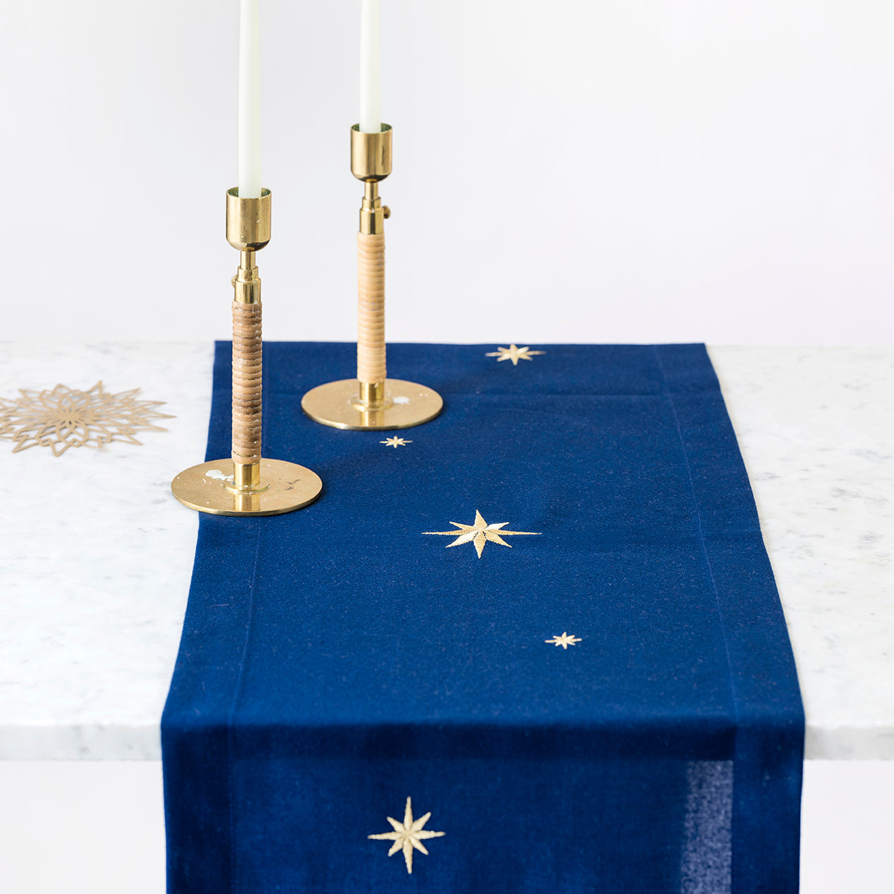 Midnattsblå bordslöpare med guldstjärnor
